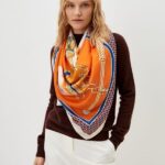 Scarf in silk with hand-rolled edges